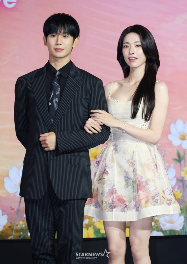 정해인, 하영./사진=스타뉴스 DB