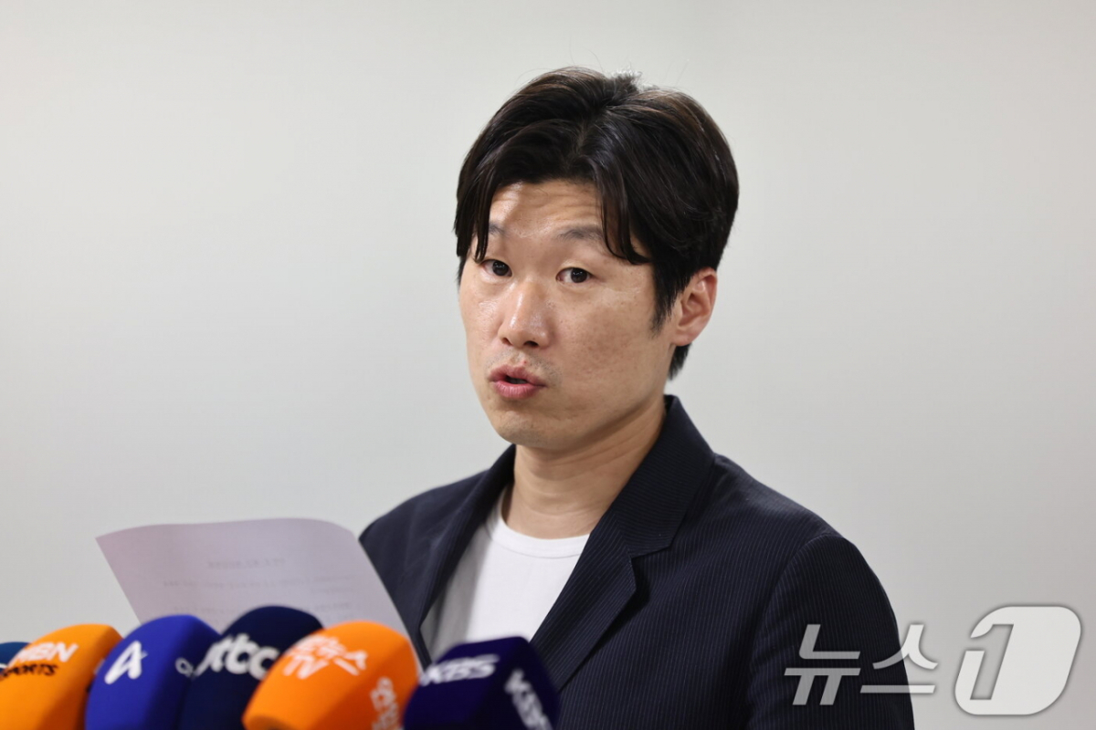 박지성 K-축구혁신위원장이 11일 서울 종로구 국립현대미술관 서울관 2층 대회의실에서 6차 회의를 마친 뒤 취재진 앞에서 브리핑하고 있다. /사진=뉴스1