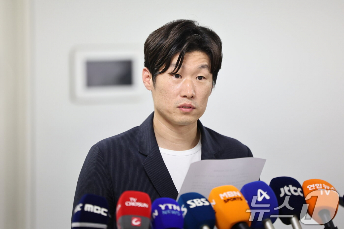 박지성 K-축구혁신위원장이 11일 서울 종로구 국립현대미술관 서울관 2층 대회의실에서 6차 회의를 마친 뒤 취재진 앞에서 브리핑하고 있다. /사진=뉴스1