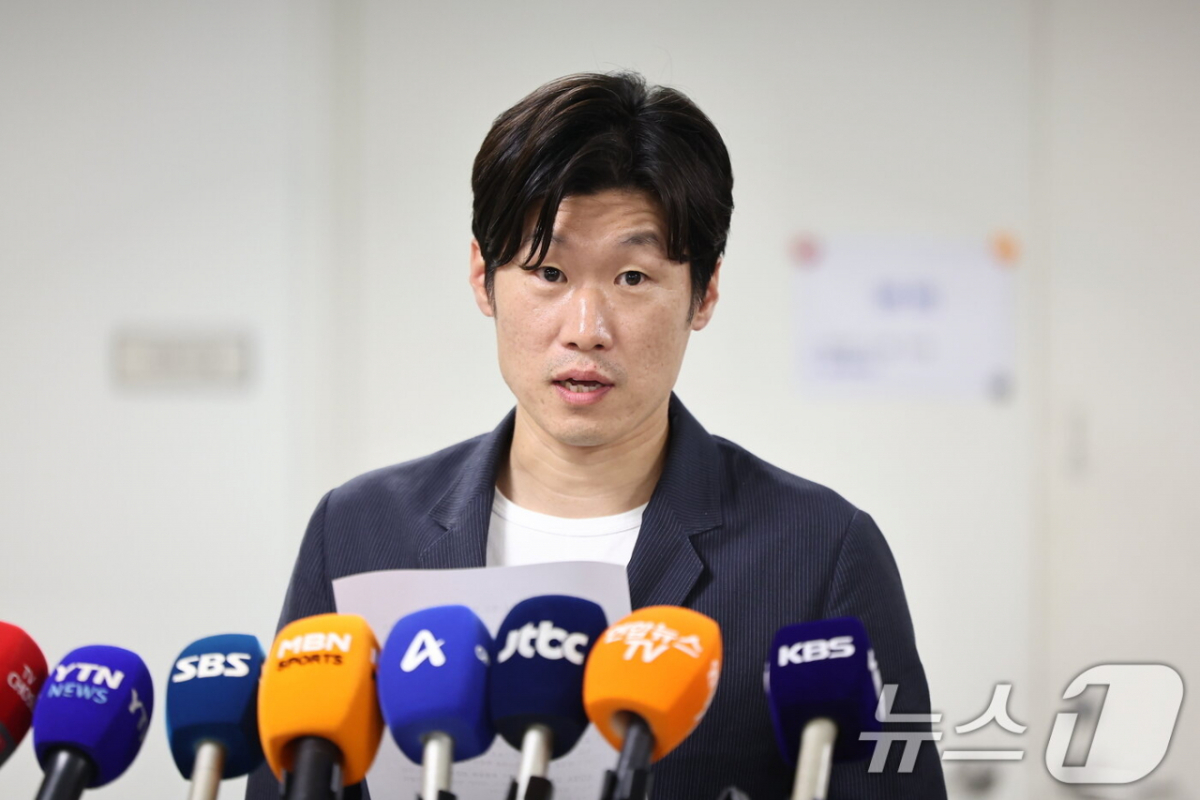 박지성 K-축구혁신위원장이 11일 서울 종로구 국립현대미술관 서울관 2층 대회의실에서 6차 회의를 마친 뒤 취재진 앞에서 브리핑하고 있다. /사진=뉴스1