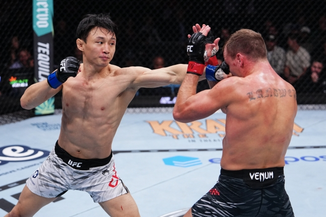 잽을 날리고 있는 최두호(왼쪽)./사진=UFC 제공