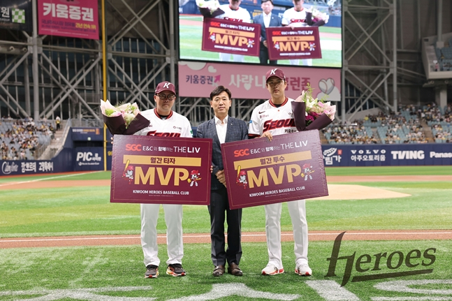 안치홍(왼쪽부터), SGC E&C 건설사업본부 안병운 상무, 김선기. /사진=키움 히어로즈