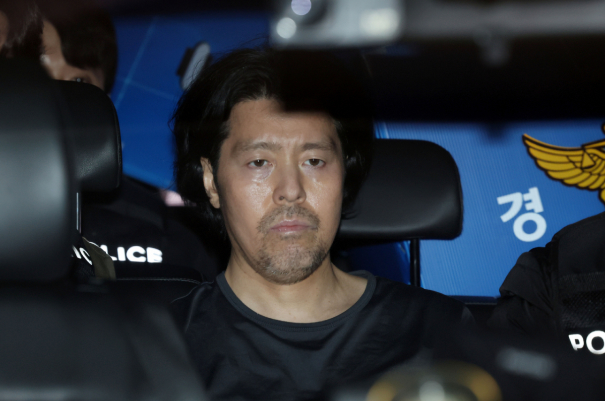 김동환이 검찰에 송치되기 위해 지난 3월 26일 부산 부산진경찰서에서 호송차량을 타고 이동하던 모습./사진=뉴시스