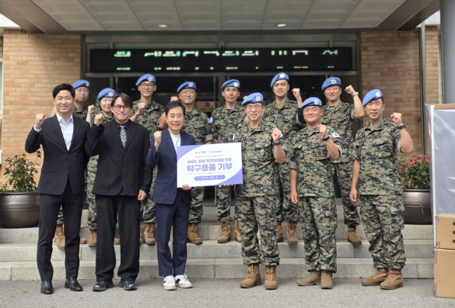 대한탁구협회 관계자와 동명부대 부대원들이 11일 인천 계양구 동명부대에서 기부식 기념 사진을 찍었다. /사진=대한탁구협회 제공