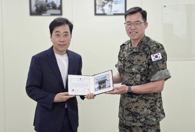 유남규 대한탁구협회 실무부회장(왼쪽)과 황제봉 대령이 11일 인천 계양구 동명부대에서 기부식 기념 사진을 찍었다. /사진=대한탁구협회 제공