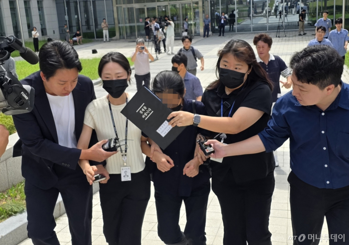 (천안=뉴스1) 이시우 기자 = 11일 자신의 외손자를 학대해 숨지게 한 혐의를 받고 있는 외할머니 A씨가 천안시 대전지법 천안지원에서 구속영장 실질심사를 마치고 나서고 있다. 2026.8.11/뉴스1 Copyright © 뉴스1. All rights reserved. 무단 전재 및 재배포, AI학습 이용 금지. /사진=(천안=뉴스1) 이시우 기자