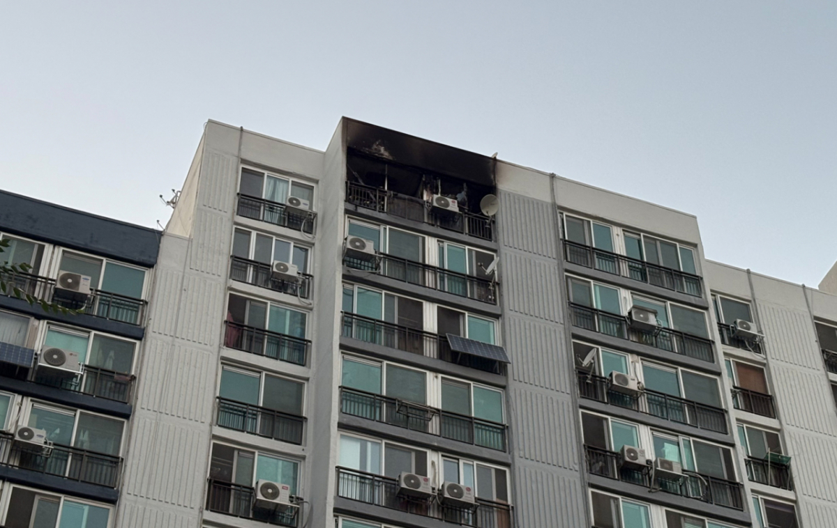 11일 소방 당국 등에 따르면 이날 오후 4시55분께 서울 강서구 가양동 아파트 15층 한 세대에서 원인을 알 수 없는 불이 났다. 이 과정에서 30대 남성 1명과 60대 여성 1명이 아파트 화단에서 심정지 상태로 발견됐다. 사진은 이날 화재 현장 모습. /사진=뉴시스(독자제공).