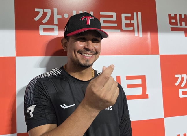 11일 승리투수가 된 카라스코가 취재진을 향해 포즈를 취하고 있다. /사진=박수진 기자