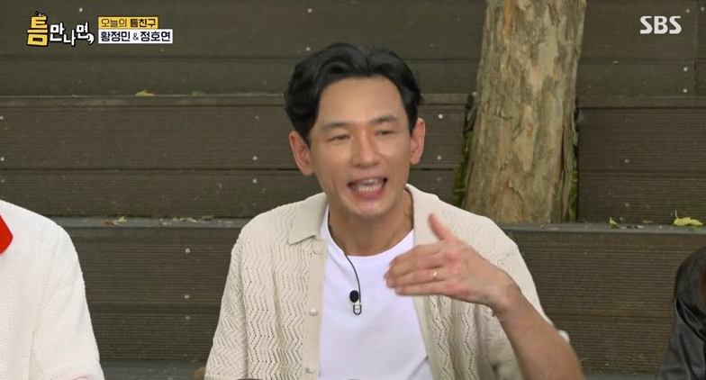 사생활 논란에 휩싸인 배우 황정민(55)이 왼손 약지에 반지를 낀 채 방송에 출연했다./ 사진=SBS '틈만나면,'