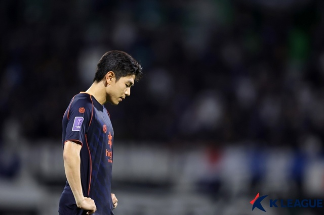 아쉬워하는 강원FC 공격수 김대원. /사진=한국프로축구연맹 제공