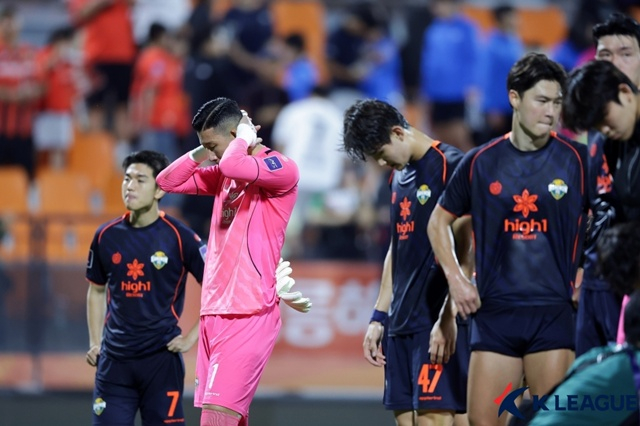 아쉬워하는 강원FC 선수단. /사진=한국프로축구연맹 제공