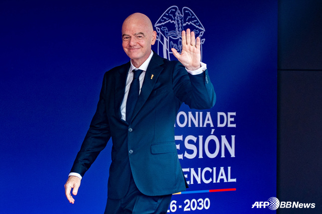 인사하는 지아니 인판티노 FIFA 회장. /AFPBBNews=뉴스1