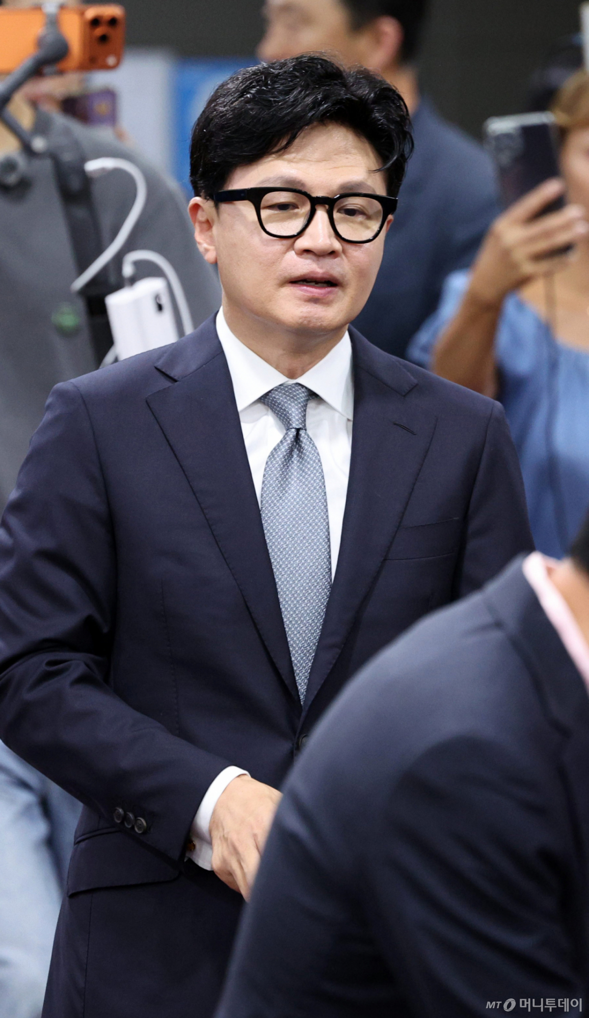 [서울=뉴시스] 고범준 기자 = 한동훈 무소속 의원이 11일 서울 여의도 국회 의원회관에서 열린 '2차 공공기관 이전, 왜 부산이 답인가' 토론회에 참석하고 있다. 2026.08.11. bjko@newsis.com /사진=고범준