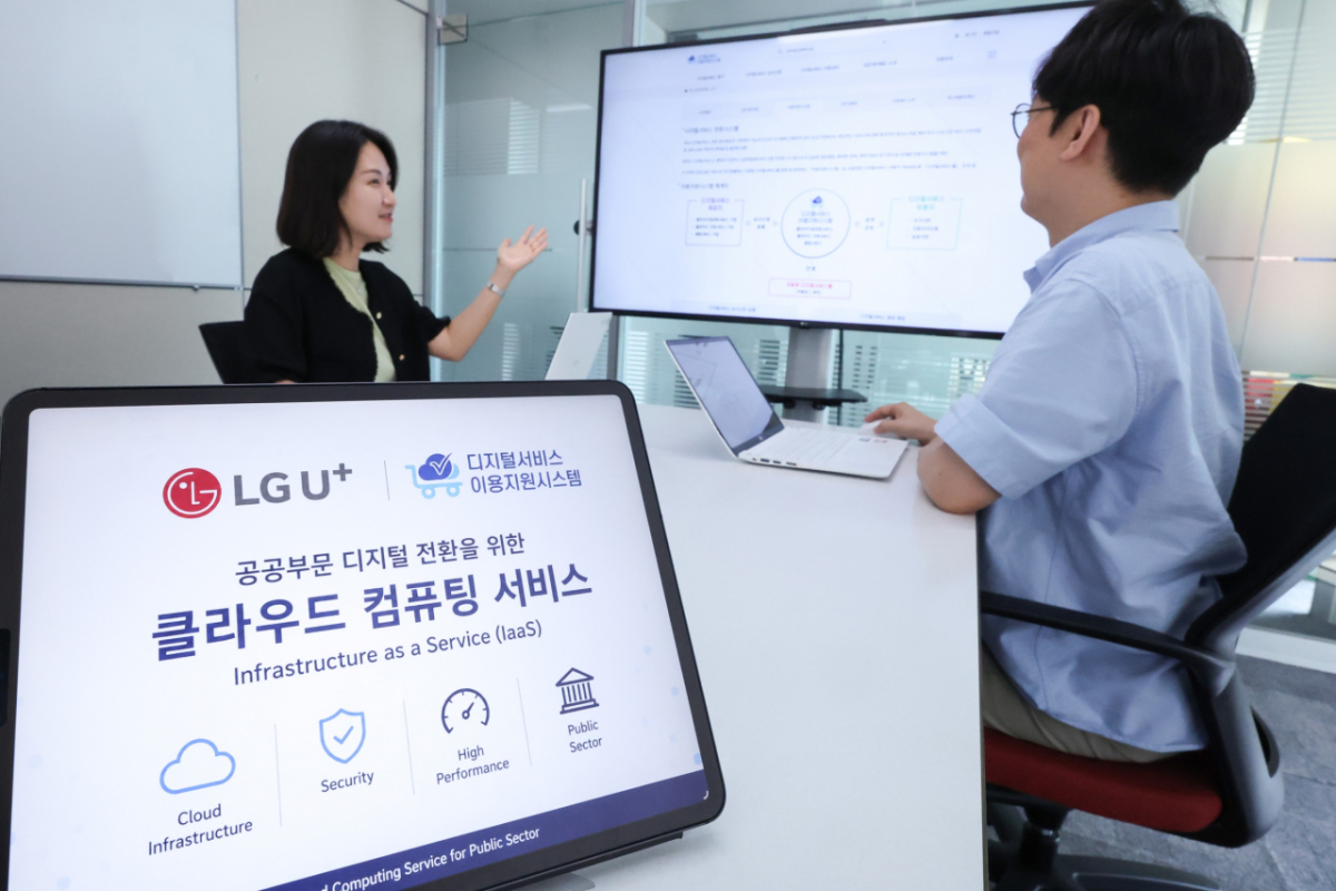 LG유플러스 임직원이 ‘엘지유플러스 중개서비스 for Amazon Web Services’를 소개하고 있다. /사진제공=LG유플러스