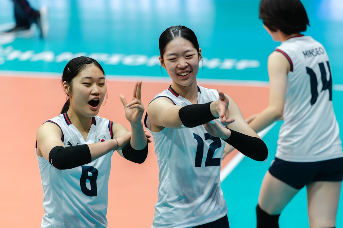 대한민국 17세 이하(U17) 여자배구 대표팀 장수인(왼쪽) 최민주가 12일(한국시간) 칠레 로스안데스에서 열린 2026 국제배구연맹(FIVB) U17 여자 세계선수권대회 조별리그 D조 5차전에서 알제리전에서 득점 세리머니를 하고 있다. /사진=FIVB 제공