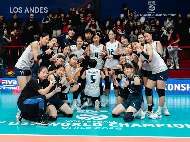 대한민국 17세 이하(U17) 여자배구 대표팀 선수들이 12일(한국시간) 칠레 로스안데스에서 열린 2026 국제배구연맹(FIVB) U17 여자 세계선수권대회 조별리그 D조 5차전에서 알제리를 3-0(25-10, 25-17, 25-18)으로 완파하고 조별리그 5전 전승을 거둔 뒤 기념 사진을 촬영하고 있다. /사진=FIVB 제공