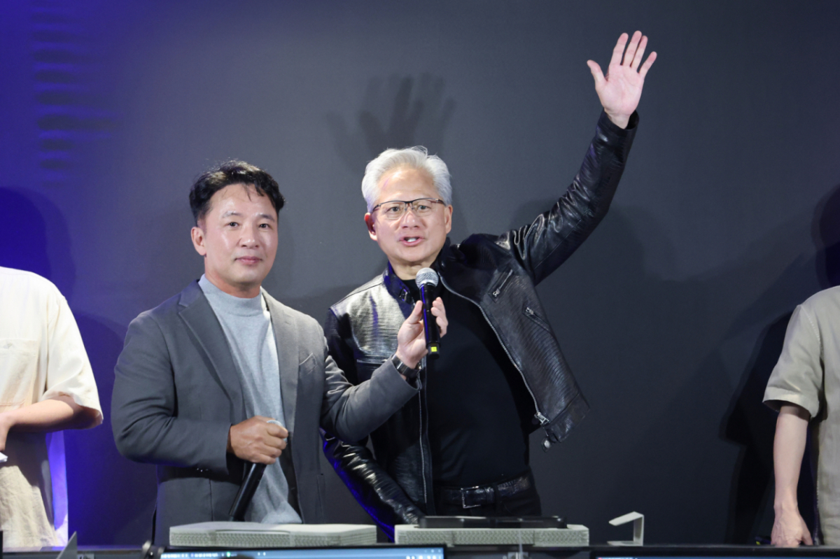 젠슨 황 엔비디아 최고경영자(CEO)가 지난 6월 7일 오후 서울 서초구 포털 PC방에서 열린 엔씨소프트 다중접속 역할 수행 게임(MMORPG) '아이온2' 서프라이즈 라이브 행사에서 김택진 엔씨소프트 대표이사와 함께 유저들을 만나고 있다. (공동취재) 2026.6.7/뉴스1
