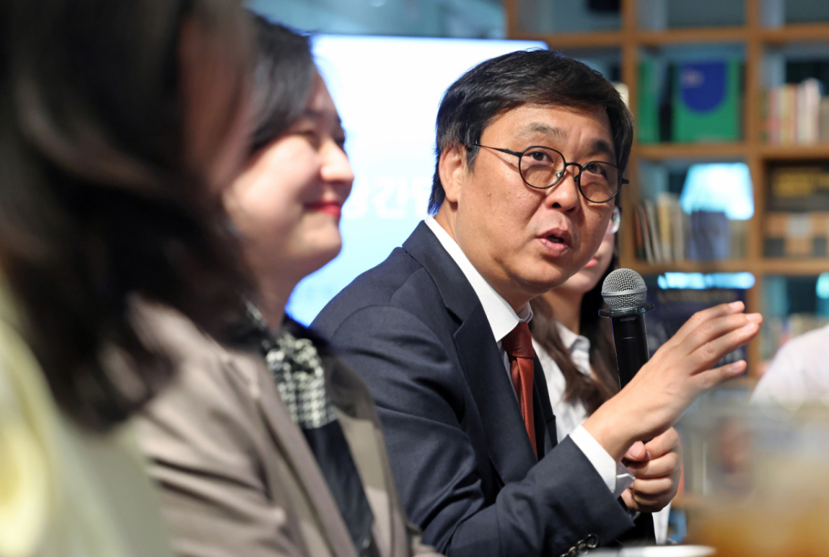 최휘영 문화체육관광부 장관이 지난 4월 서울 종로구 예술가의집에서 청년 예술인들과 간담회를 하고 있다. /사진제공 = 문화체육관광부