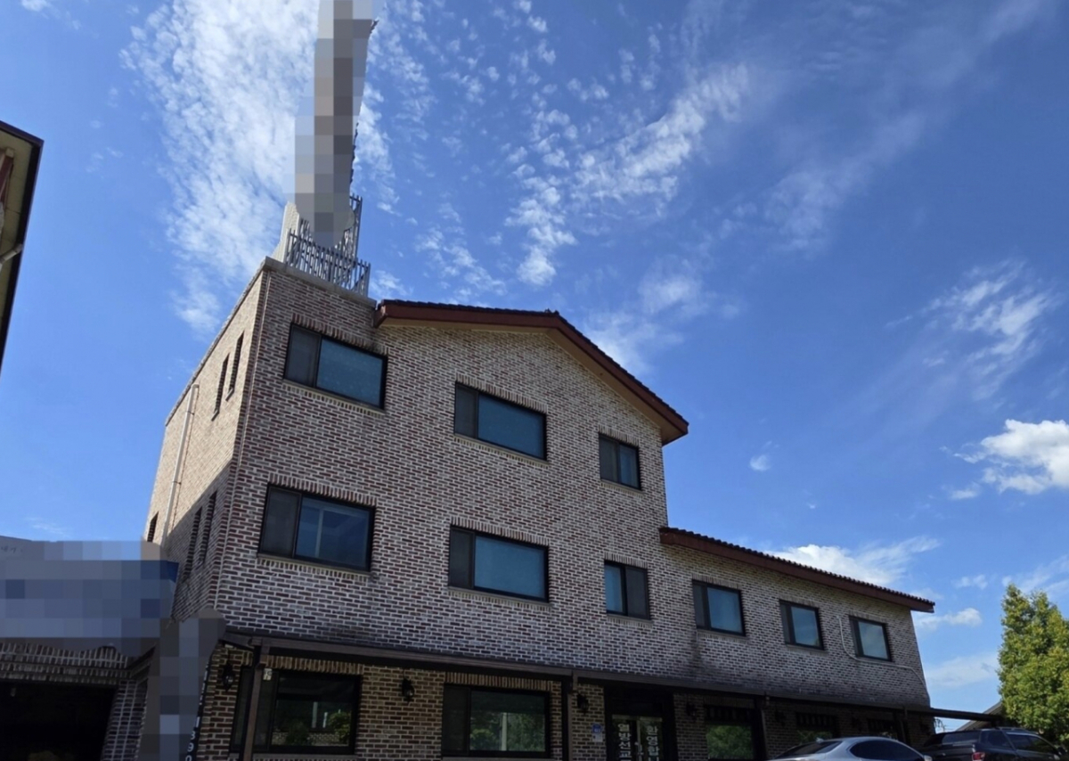 지난 5일 고열과 의식저하 증세로 119 구급대에 의해 병원으로 옮겨졌지만 숨진 11세 A군이 지냈던 천안시 성거읍 소재 교회의 모습/사진=뉴스1