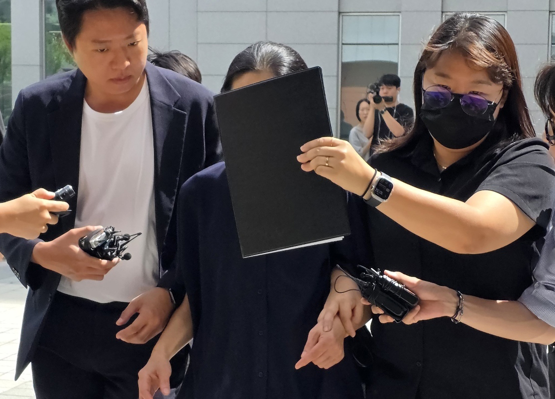 지난 11일 자신의 외손자를 학대해 숨지게 한 혐의를 받고 있는 외할머니가 구속영장 실질심사를 받기 위해 대전지법 천안지원으로 들어가고 있다/사진=뉴스1