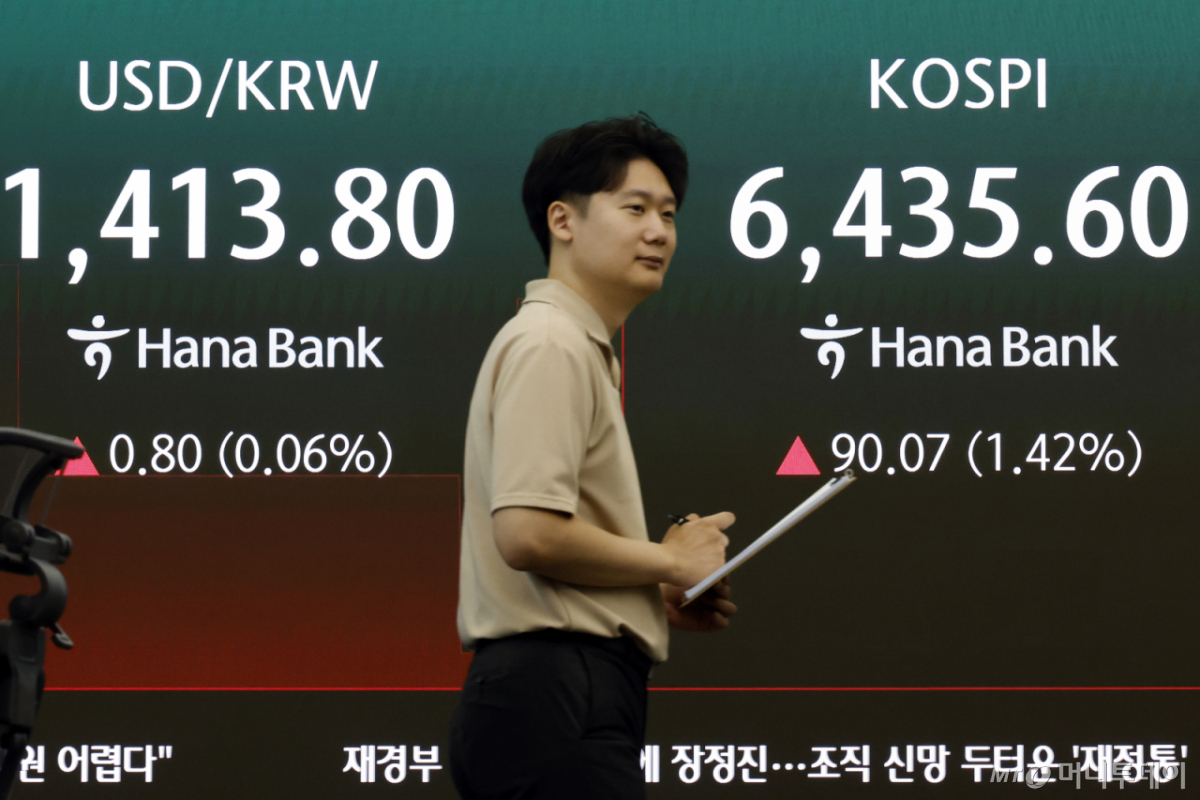 12일 오전 서울 중구 하나은행 본점 딜링룸 전광판에 코스피 등 시황이 표시되고 있다. 이날 코스피는 전 거래일 대비 90.02p(1.42%) 오른 6435.55, 코스닥은 10.34p(1.21%) 하락한 847.50, 달러·원환율은 전 거래일 오후 3시 30분 주간종가 대비 3.30원 내린 1412.60원을 기록했다. /사진=뉴스1