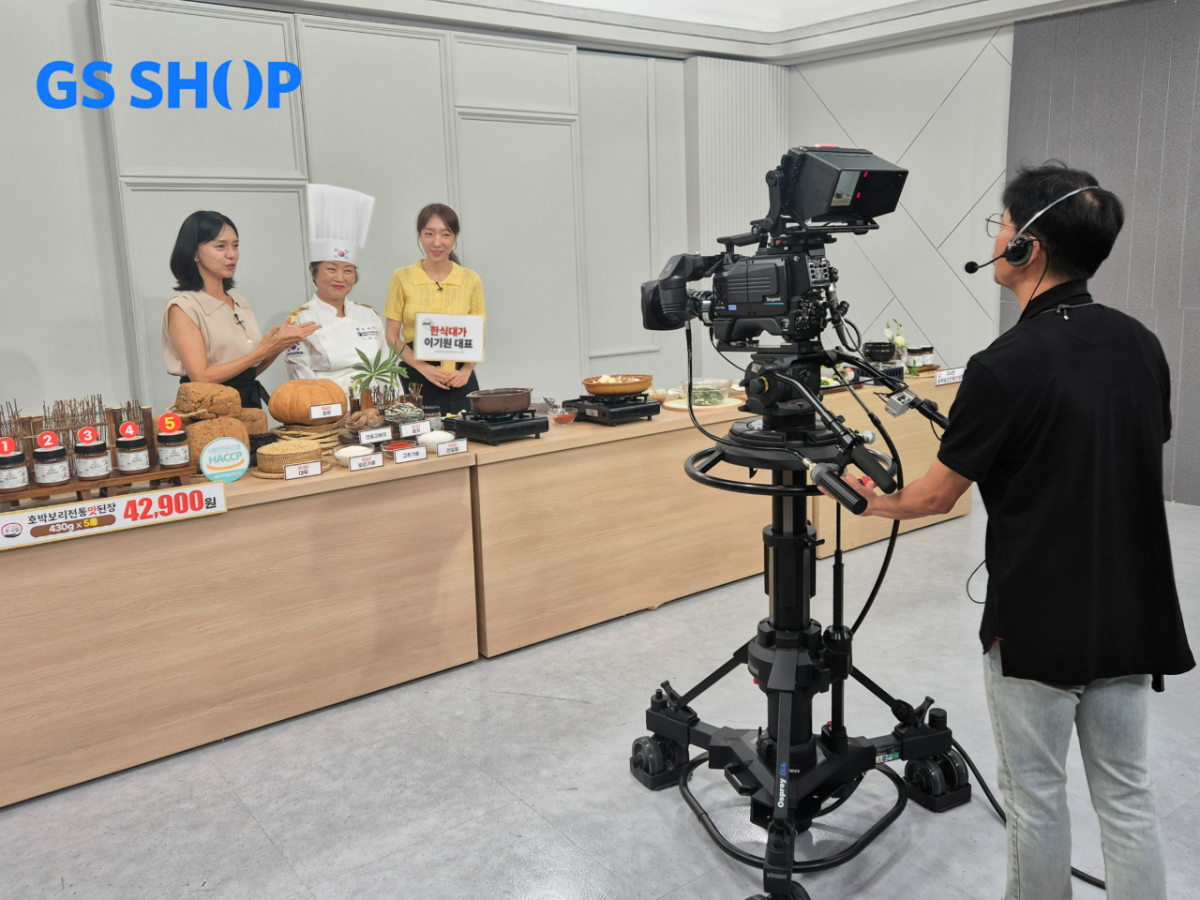 GS샵이 판로지원 사업 ‘온앤업(On&Up)’을 통해 선발된 옹고집영농조합법인의 '호박보리전통맛된장' 방송을 제작하고 있다./사진제공=GS리테일