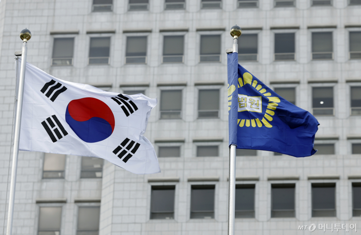 서울시 서초구 대법원 내 국기게양대에 태극기와 법원 깃발이 바람에 휘날리고 있다. /사진=머니투데이 DB