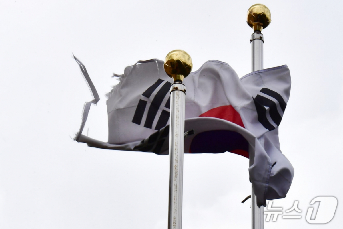 지난 11일 고용노동부 포항지청 국기 게양대에 훼손된 태극기가 걸려 있는 모습. /사진=뉴스1