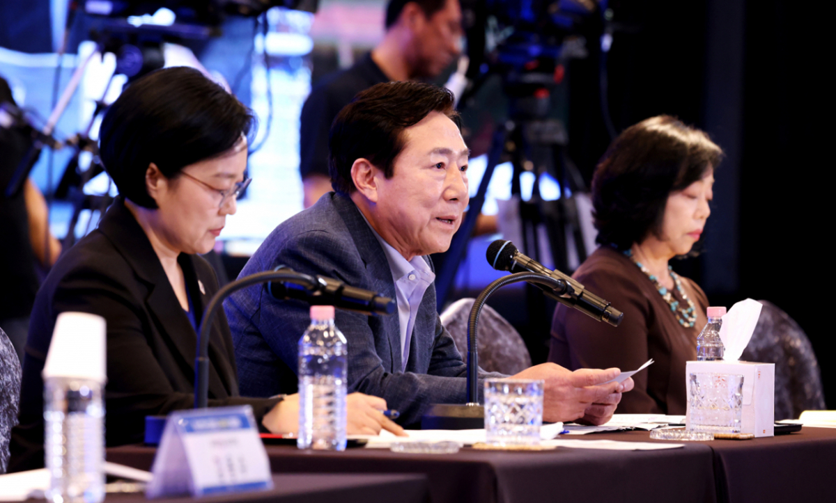 12일 서울 여의도 중기중앙회에서 열린 '중소·벤처·스타트업 규제혁신 대토론회'에서 발언하고 있는 . 김기문 중소기업중앙회장(가운데)의 모습. /사진제공=중소기업중앙회