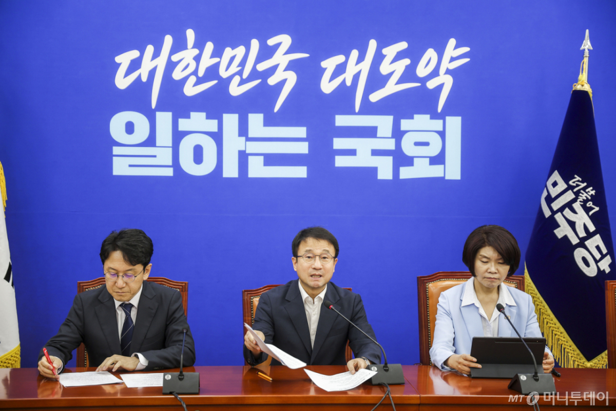 한병도 더불어민주당 당대표 직무대행 겸 원내대표가 12일 서울 여의도 국회에서 열린 원내대책회의에서 발언하고 있다. /사진=뉴시스
