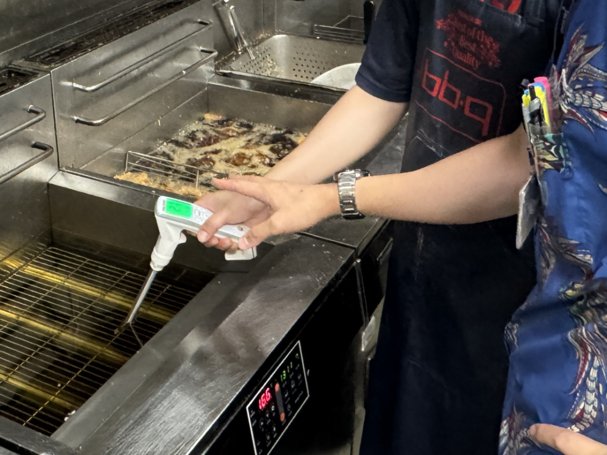 BBQ가 전국 직영점에 디지털 튀김유 품질 측정기를 도입한다. /사진제공=제너시스BBQ
