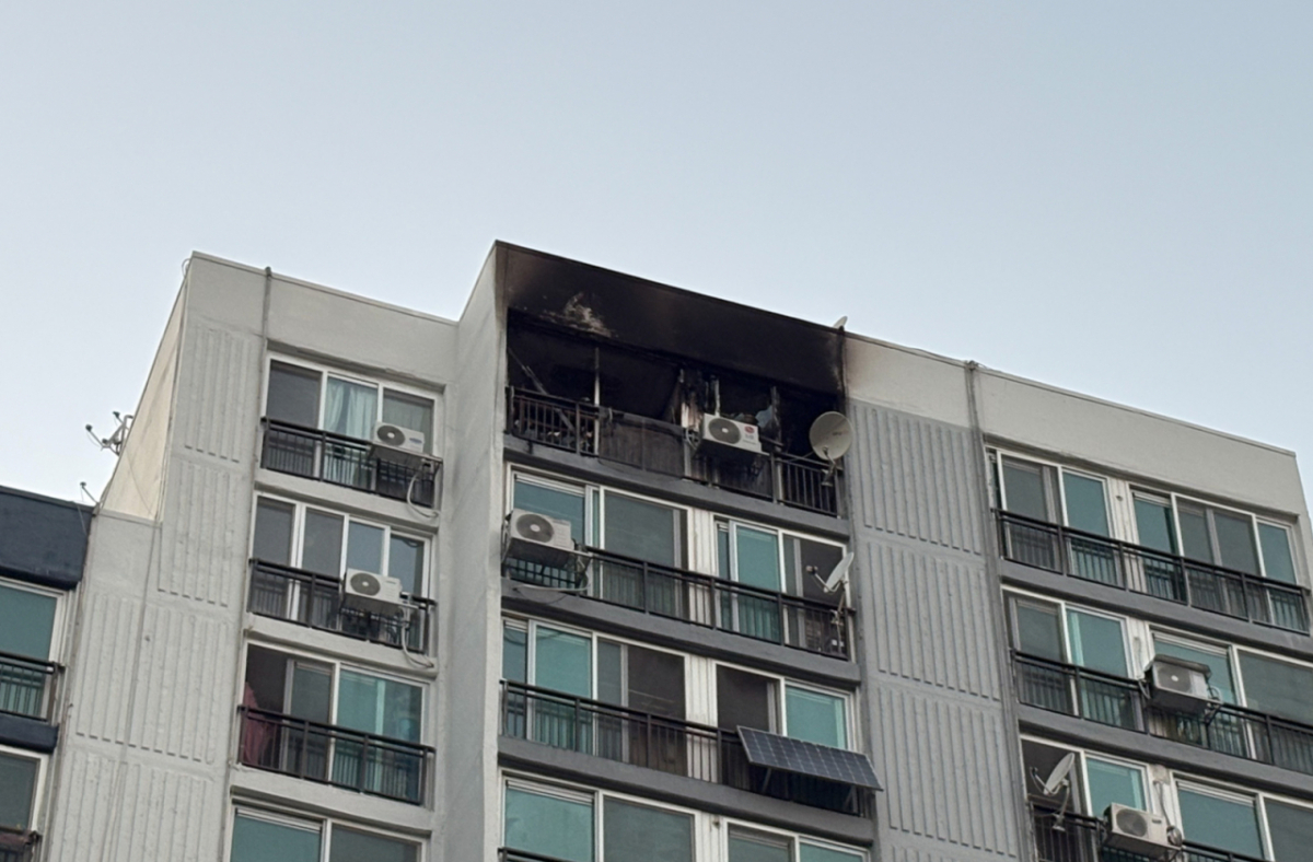 지난 11일 소방 당국 등에 따르면 이날 오후 4시55분께 서울 강서구 가양동 아파트 15층 한 세대에서 원인을 알 수 없는 불이 났다. 이 과정에서 30대 남성 1명과 60대 여성 1명이 아파트 화단에서 심정지 상태로 발견됐다. 사진은 이날 화재 현장 모습. /사진=뉴시스(독자 제공).