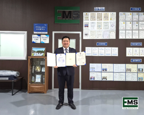 이한찬 이엠에스 대표가 산업통상부·지식재산처 '혁신 프리미어 1000' 확인서를 들고 기념촬영 중이다./사진제공=이엠에스