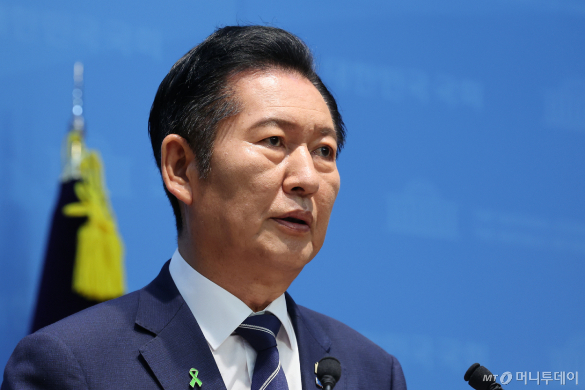 정청래 더불어민주딩 당대표 후보가 12일 오전 서울 여의도 국회 소통관에서 공약을 발표하고 있다. /사진=뉴스1