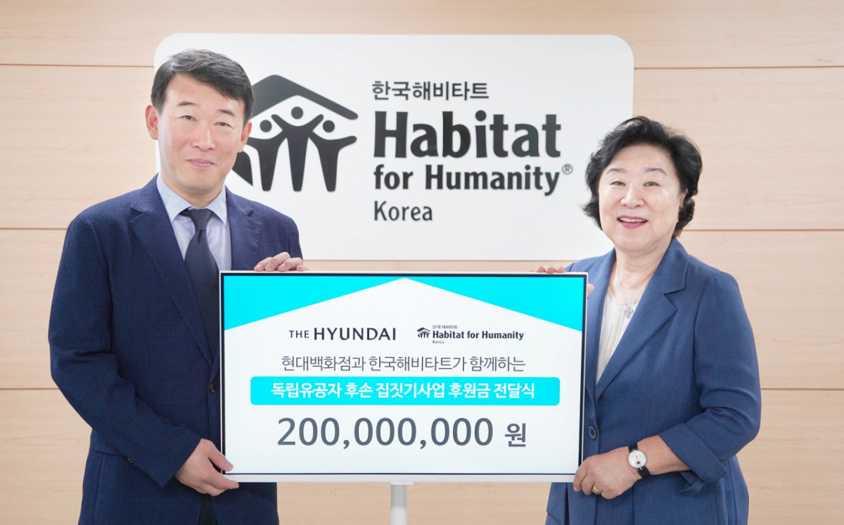 11일 서울 강남구 해비타트 서울지회에서 열린 독립유공자 후손 보금자리 지원 후원금 전달식에서 현대백화점 양명성 영업전략담당 상무(왼쪽)와 마희자 한국해비타트 이사장(오른쪽)이 기념사진을 찍고 있다./사진제공=현대백화점그룹