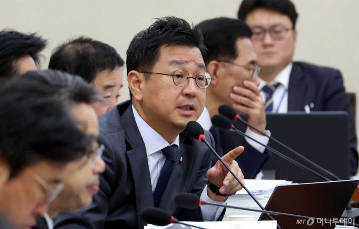 [서울=뉴시스] 조성봉 기자 = 김태선 더불어민주당 의원이 20일 오후 서울 여의도 국회 기후에너지환경노동위원회에서 열린 한국수자원공사등에 대한 국정감사에서 질의를 하고 있다. 2025.10.20. suncho21@newsis.com /사진=조성봉
