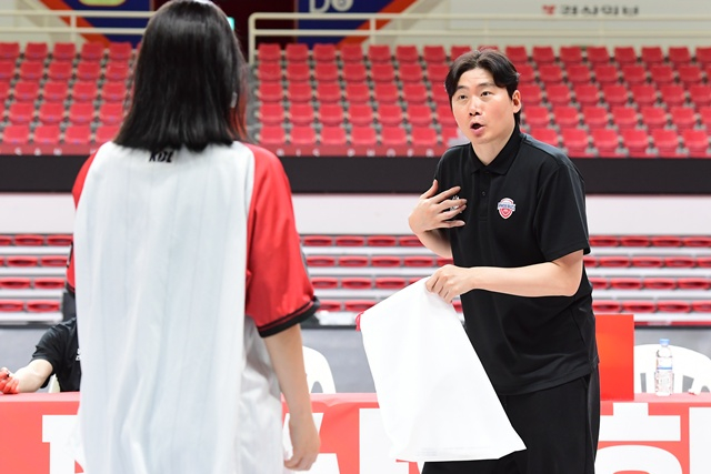 박구영 수석코치(오른쪽). /사진=KBL 제공
