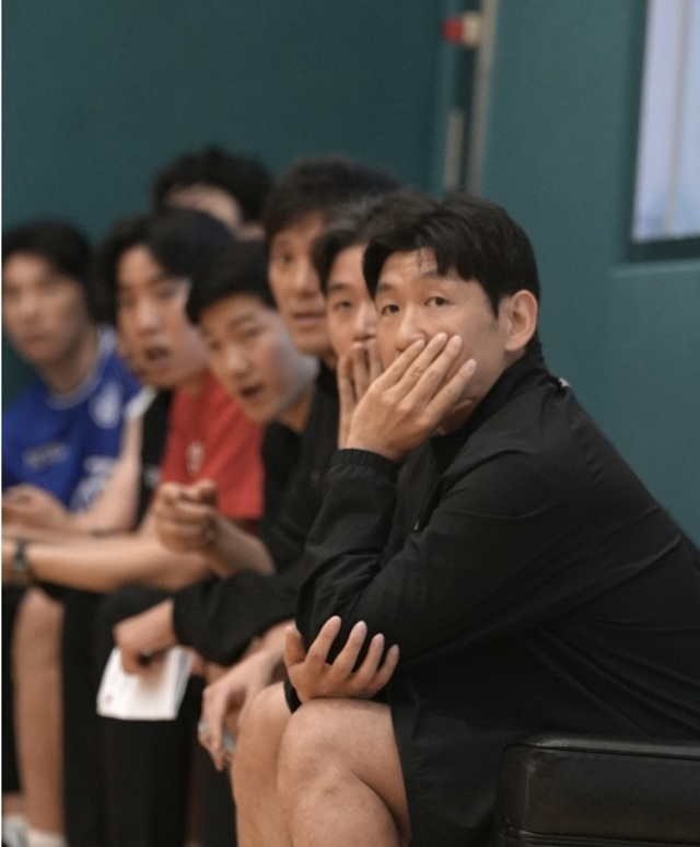 선수들을 지켜보는 양동근 감독(오른쪽). /사진=울산 현대모비스 SNS