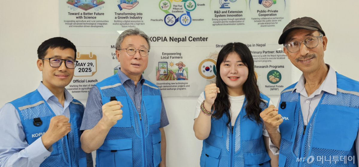 코피아(KOPIA)네팔센터 송영주 소장이 지난 11일 센터 직원들과 함께 환하게 웃고 있다. /사진=정혁수