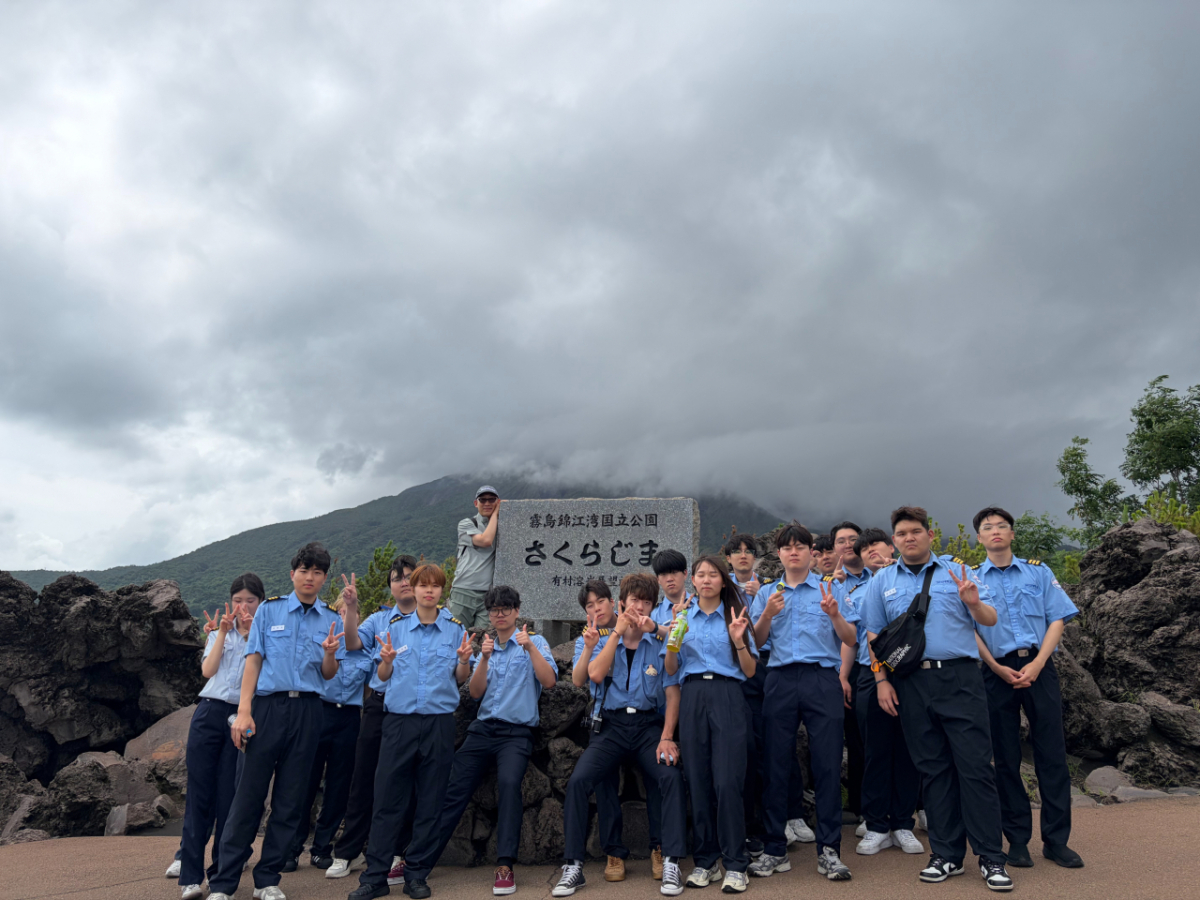 새해림호 국제항해실습에 참여한 군산대 해양수산공공인재학과 학생들./사진제공=군산대