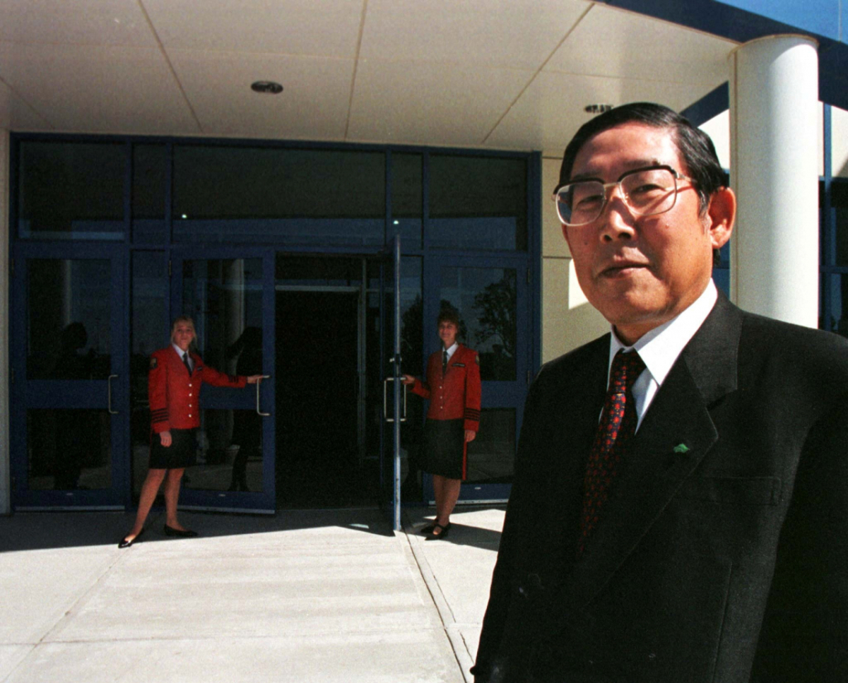 1998년 9월 17일, 온타리오주 케임브리지 공장 방문 중 온타리오주 케임브리지 공장 방문 중인 도요타 자동차 사장 오쿠다 히로시가 창립 10주년을 기념하는 모습을 보고 있다. /사진=로이터