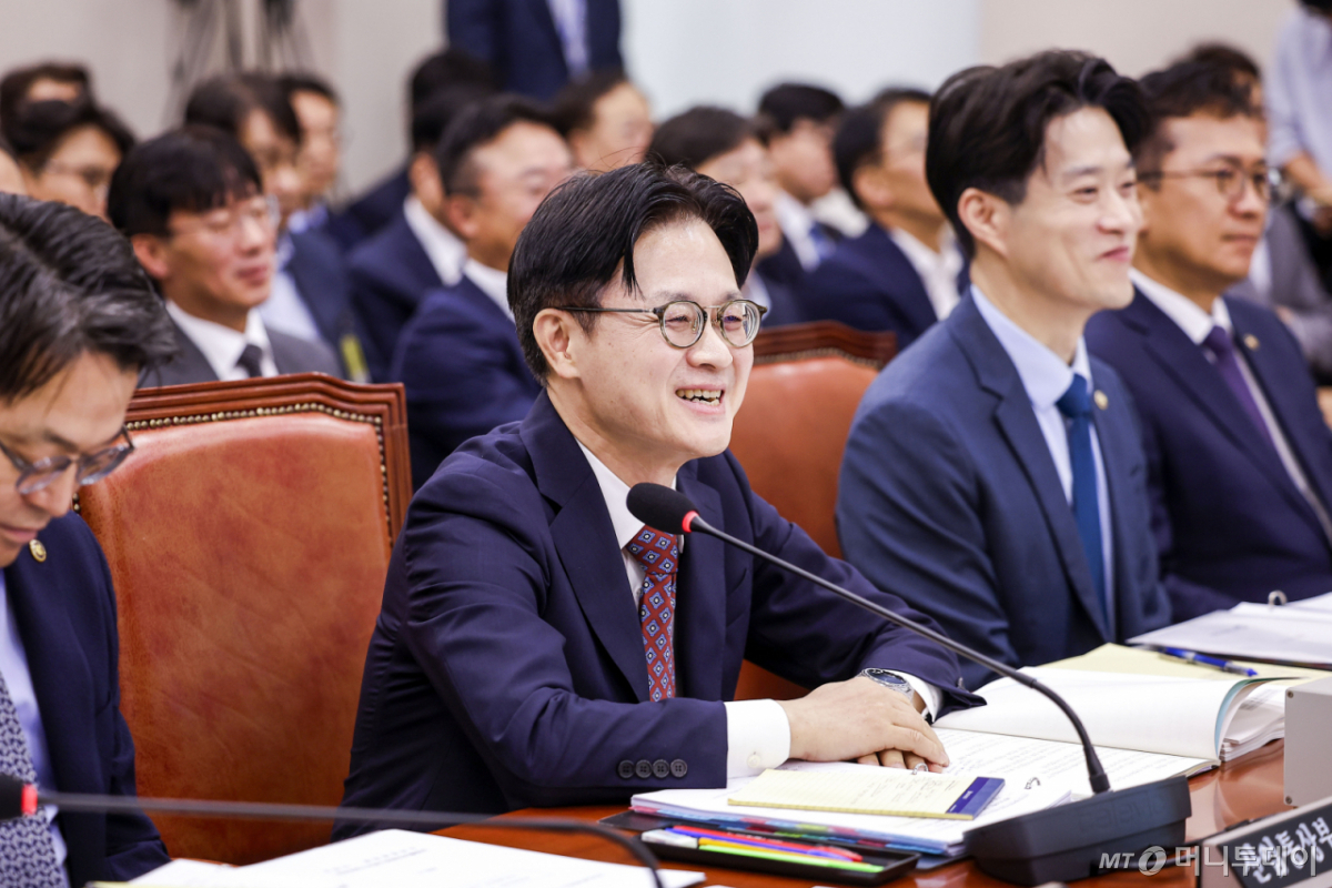 [서울=뉴시스] 정병혁 기자 = 김정관 산업통상부 장관이 12일 서울 여의도 국회에서 열린 산업통상자원중소벤처기업위원회 전체회의에서 웃고 있다. 2026.08.12. jhope@newsis.com /사진=정병혁