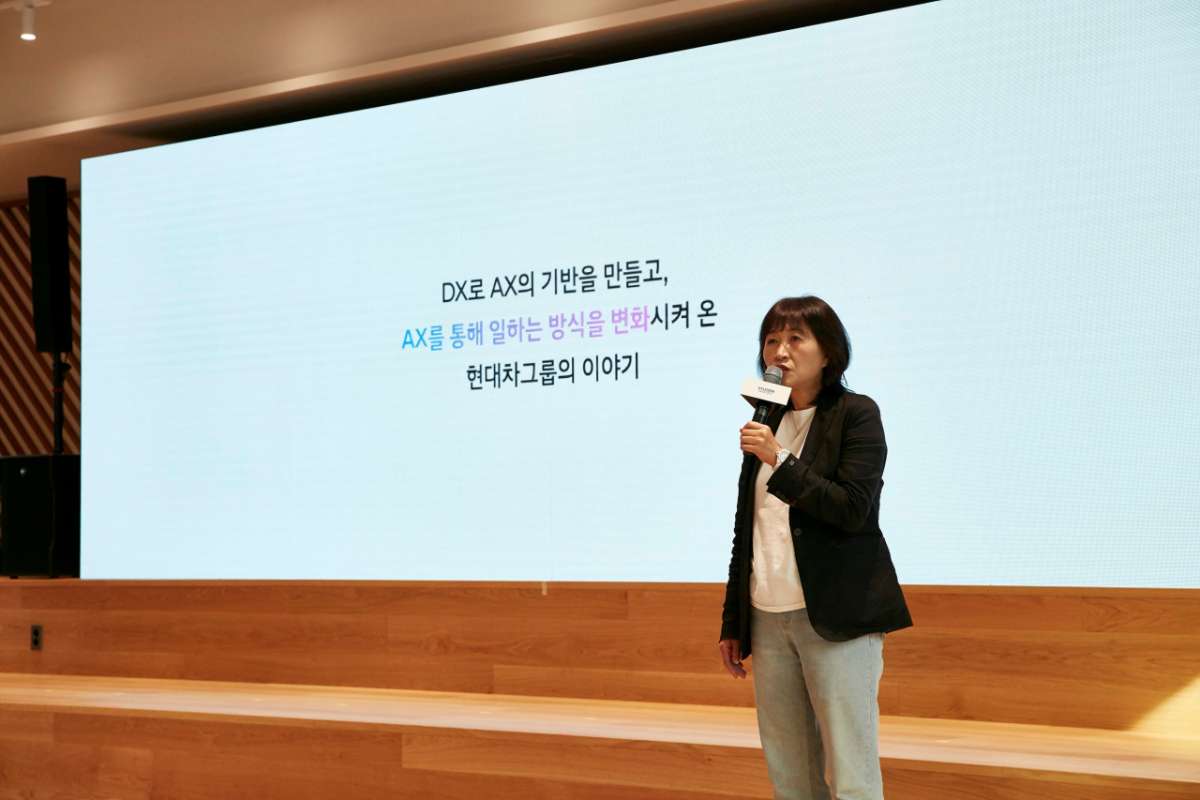 12일 양재 본사에서 열린 '현대차그룹 AX 성과 발표회'에서 진은숙 현대차·기아 ICT담당 사장이 발표하는 모습. /사진제공=현대차그룹