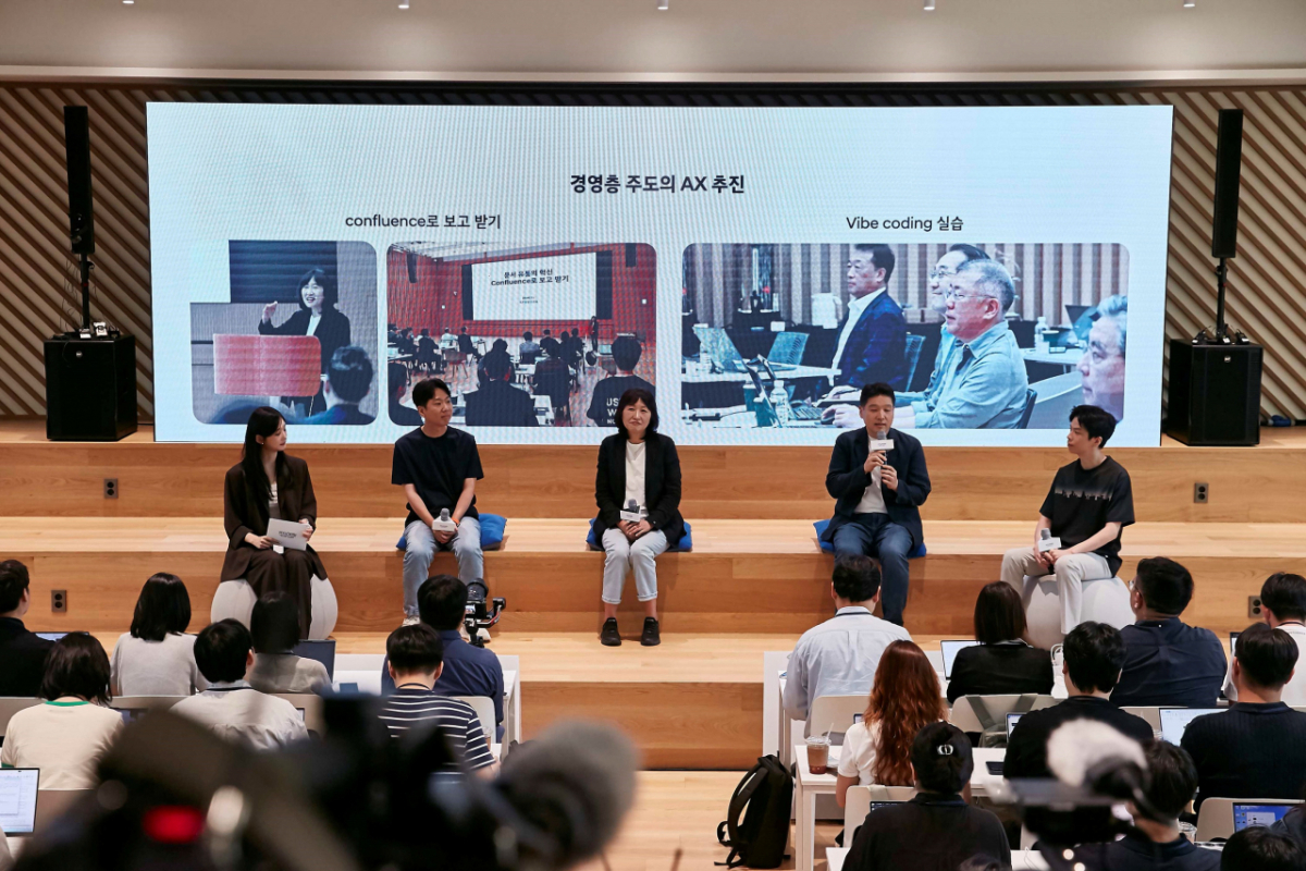 ‘현대차그룹 AX 성과 발표회’에서 (왼쪽부터)장영석 현대차 제네시스고객경험팀 책임매니저, 진은숙 현대차·기아 ICT담당 사장, 이상홍 정보보안2실 상무, 서창윤 웹프론트엔드개발팀 책임매니저가 발표하는 모습. /사진제공=현대차그룹