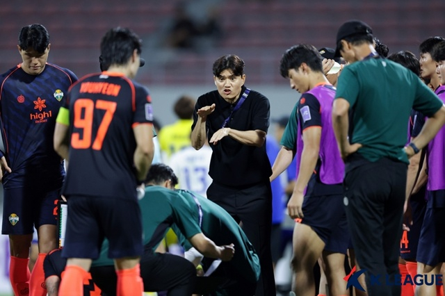 선수들에게 작전 지시를 내리는 정경호 강원FC 감독(가운데). /사진=한국프로축구연맹 제공