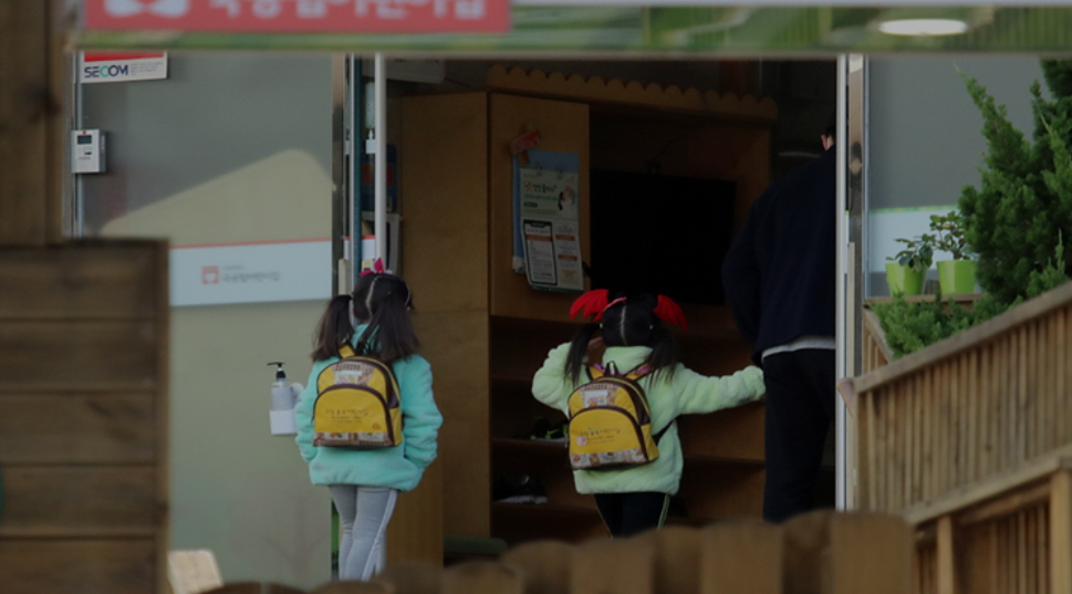 어린이 2명이 어린이집에 들어가고 있는 모습./사진=뉴시스.