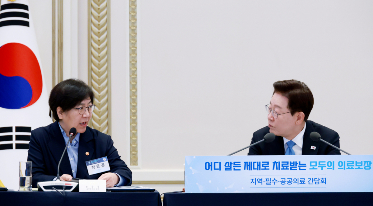 [서울=뉴시스] 조성봉 기자 = 정은경 보건복지부 장관이 22일 청와대 영빈관에서 열린 '지역필수공공의료 간담회'에서 이재명 대통령의 질의에 답하고 있다. 2026.07.22. suncho21@newsis.com /사진=김진아
