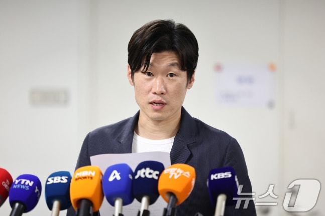 박지성 K-축구혁신위원회 공동위원장이 11일 서울시 종로구 국립현대미술관 사무동에서 열린 K-축구 혁신위원회 6차 회의를 마친 뒤 브리핑을 하고 있다. /사진=뉴스1