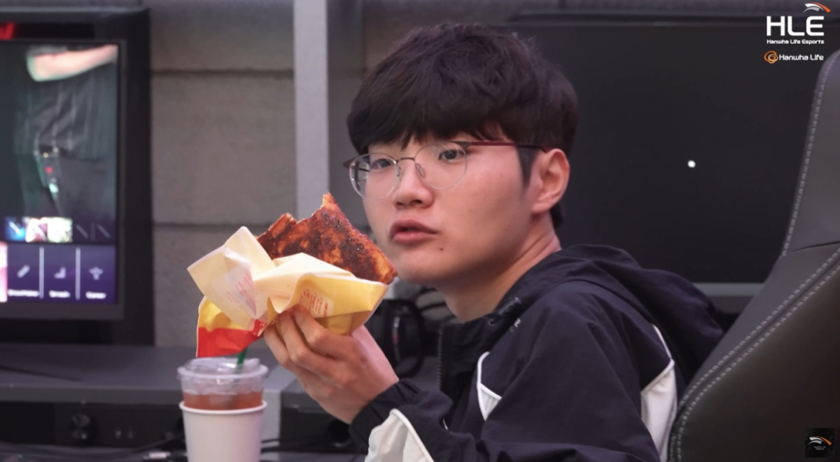 한화생명e스포츠(HLE) 코치 '모글리'(이재하)가 새까맣게 탄 토스트를 들고 있다. /사진=유튜브 채널 갈무리