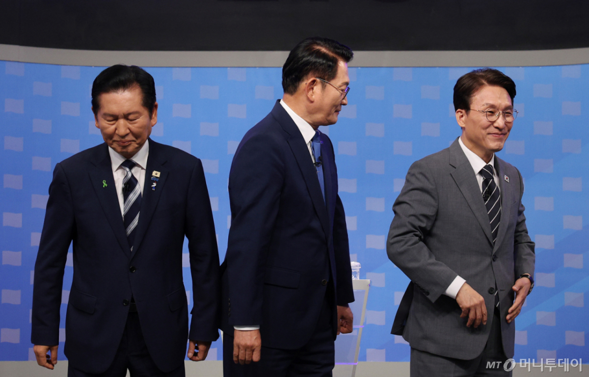 (서울=뉴스1) 국회사진기자단 = 더불어민주당 정청래(왼쪽부터), 송영길, 김민석 당대표 후보가 12일 서울 양천구 목동 SBS에서 열린 당대표 후보자 토론회에 앞서 기념 촬영을 마친 후 자리로 이동하고 있다. 2026.8.12/뉴스1 Copyright © 뉴스1. All rights reserved. 무단 전재 및 재배포, AI학습 이용 금지. /사진=(서울=뉴스1) 국회사진기자단